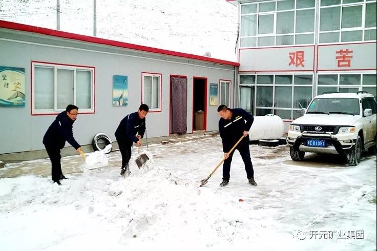 人間四月芳菲盡，山中春雪還復來